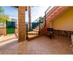 CASA SEMI INDEPENDIENTE DE 2 DORMITORIOS CON PISCINA Y PLAZA DE PARKING EN AGUAS NUEVAS TORREVIEJA