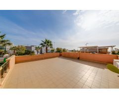 CASA SEMI INDEPENDIENTE DE 2 DORMITORIOS CON PISCINA Y PLAZA DE PARKING EN AGUAS NUEVAS TORREVIEJA