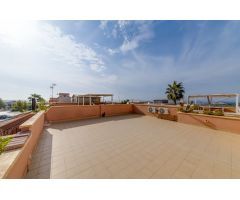 CASA SEMI INDEPENDIENTE DE 2 DORMITORIOS CON PISCINA Y PLAZA DE PARKING EN AGUAS NUEVAS TORREVIEJA