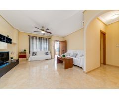 CASA SEMI INDEPENDIENTE DE 2 DORMITORIOS CON PISCINA Y PLAZA DE PARKING EN AGUAS NUEVAS TORREVIEJA