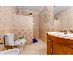 CASA SEMI INDEPENDIENTE DE 2 DORMITORIOS CON PISCINA Y PLAZA DE PARKING EN AGUAS NUEVAS TORREVIEJA