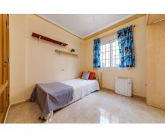 CASA SEMI INDEPENDIENTE DE 2 DORMITORIOS CON PISCINA Y PLAZA DE PARKING EN AGUAS NUEVAS TORREVIEJA