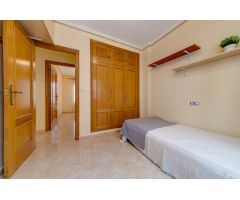 CASA SEMI INDEPENDIENTE DE 2 DORMITORIOS CON PISCINA Y PLAZA DE PARKING EN AGUAS NUEVAS TORREVIEJA