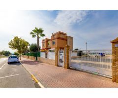 CASA SEMI INDEPENDIENTE DE 2 DORMITORIOS CON PISCINA Y PLAZA DE PARKING EN AGUAS NUEVAS TORREVIEJA