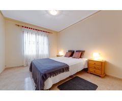 CASA SEMI INDEPENDIENTE DE 2 DORMITORIOS CON PISCINA Y PLAZA DE PARKING EN AGUAS NUEVAS TORREVIEJA