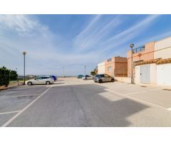 CASA SEMI INDEPENDIENTE DE 2 DORMITORIOS CON PISCINA Y PLAZA DE PARKING EN AGUAS NUEVAS TORREVIEJA