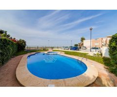CASA SEMI INDEPENDIENTE DE 2 DORMITORIOS CON PISCINA Y PLAZA DE PARKING EN AGUAS NUEVAS TORREVIEJA