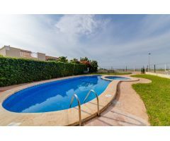 CASA SEMI INDEPENDIENTE DE 2 DORMITORIOS CON PISCINA Y PLAZA DE PARKING EN AGUAS NUEVAS TORREVIEJA