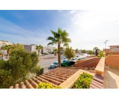 CASA SEMI INDEPENDIENTE DE 2 DORMITORIOS CON PISCINA Y PLAZA DE PARKING EN AGUAS NUEVAS TORREVIEJA