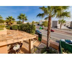 CASA SEMI INDEPENDIENTE DE 2 DORMITORIOS CON PISCINA Y PLAZA DE PARKING EN AGUAS NUEVAS TORREVIEJA