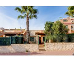 CASA SEMI INDEPENDIENTE DE 2 DORMITORIOS CON PISCINA Y PLAZA DE PARKING EN AGUAS NUEVAS TORREVIEJA