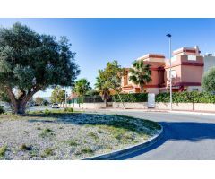 CASA SEMI INDEPENDIENTE DE 2 DORMITORIOS CON PISCINA Y PLAZA DE PARKING EN AGUAS NUEVAS TORREVIEJA