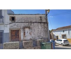 Terreno urbano con casa en Montanchez