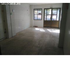 Se vende Local comercial en el Centro , escaparate a dos calles