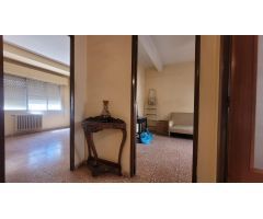 Piso de siete habitaciones en Reyes Huertas, Cáceres