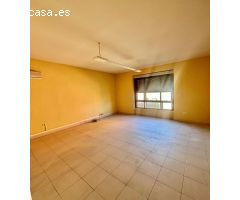 !Gran Oportunidad! Amplio piso en el centro de Cáceres - Ideal para oficina o vivienda.