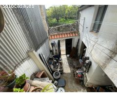 CASA CON PATIO Y BALCÓN EN MONTÁNCHEZ
