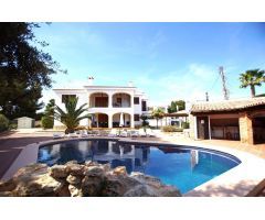 Villa de lujo en Calpe, con preciosas vistas al mar y a tan solo 300 metros de la playa andando.