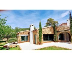 Finca de lujo, completamente reformado de primera calidad con una parcela vallada de 18500m2.