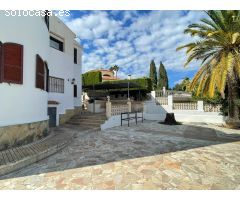 ¡Oportunidad! Chalet con preciosas vistas al mar y parcela de 2000 m2, parcialmente reformado.