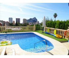 Villa a tan solo 10 minutos andando del centro con preciosas vistas al Peñón de Ifach.