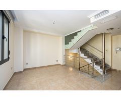 Casa exclusiva junto a Acera del Darro. Pleno centro de Granada. Seminueva y con ascensor propio