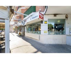 Venta por jubilación, de local + cafetería + restaurante en Armilla, frente a la parada del Metro.