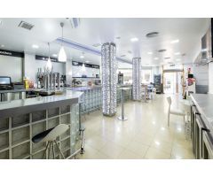 Venta por jubilación, de local + cafetería + restaurante en Armilla, frente a la parada del Metro.