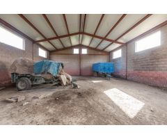 PARCELA DE 2.000 m2 CON NAVE DE 200 m2.
