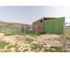 PARCELA DE 2.000 m2 CON NAVE DE 200 m2.