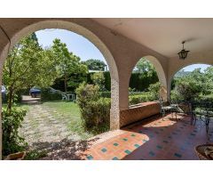 CASA SEÑORIAL CON TERRENO EN DÍLAR