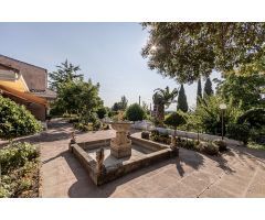 Casa con Gran Parcela en La Zubia