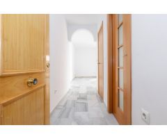 Piso de un dormitorio con patio y cochera cerrada.