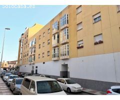 Se vende piso de tres dormitorios en el edificio de Mercadona de EL Parador con plaza de garaje