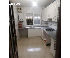 Se vende piso de planta baja en residencial en Adra.