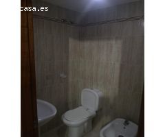 Se vende piso de planta baja en residencial en Adra.