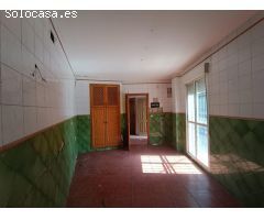 OPORTUNIDAD, SE VENDE ESTUPENDO ADOSADO DE ESQUINA EN JUMILLA