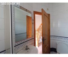 OPORTUNIDAD, SE VENDE ESTUPENDO ADOSADO DE ESQUINA EN JUMILLA
