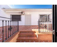 Encantadora Casa en Planta Baja en Churriana de la Vega: Espacio, Comodidad y Patio Exclusivo