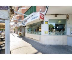 Venta por jubilación, de local + cafetería + restaurante en Armilla, frente a la parada del Metro.