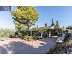 Casa rural con 300 olivos de riego y almendras