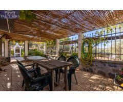 Casa rural con 300 olivos de riego y almendras