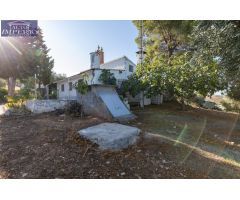 Casa rural con 300 olivos de riego y almendras