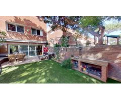 MAGNÍFICA CASA ADOSADA EN GAVÀ MAR  CON GRAN  TERRAZA