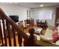 ADOSADO EN ZONA NORTE - CÁCERES -