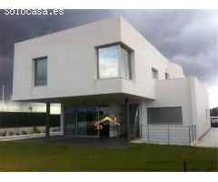 Donde la Arquitectura Abraza la Naturaleza: Una Casa para Vivir y Sentir”