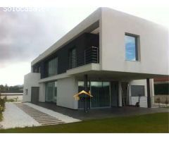 Donde la Arquitectura Abraza la Naturaleza: Una Casa para Vivir y Sentir”