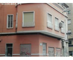 Casa en esquina con local comercial y terraza en Elche – ¡Vivienda y negocio en un solo lugar!