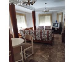 Casa en esquina con local comercial y terraza en Elche – ¡Vivienda y negocio en un solo lugar!