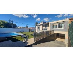 CHALET PAREADO CON PISCINA Y GRAN PARCELA EN LOS BALCONES,